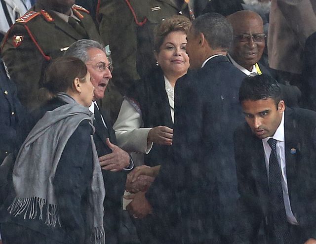 Ομπάμα και Κάστρο έδωσαν τα χέρια στην τελετή για τον Νέλσον Μαντέλα